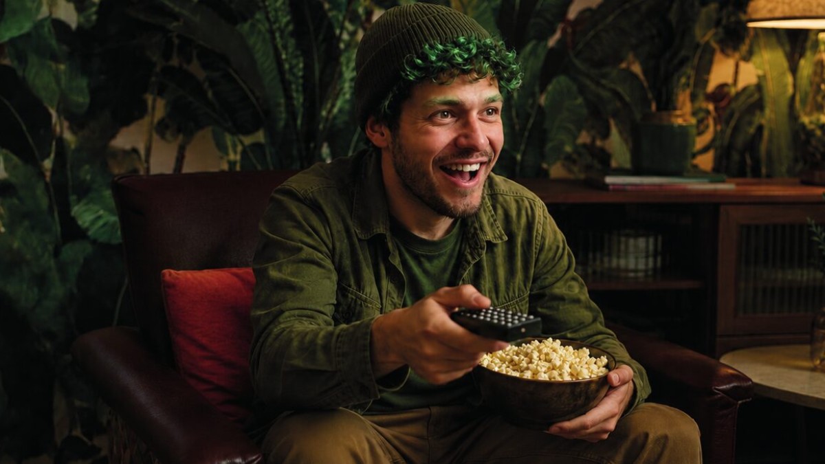 Mann mit Popcorn vor dem Fernseher