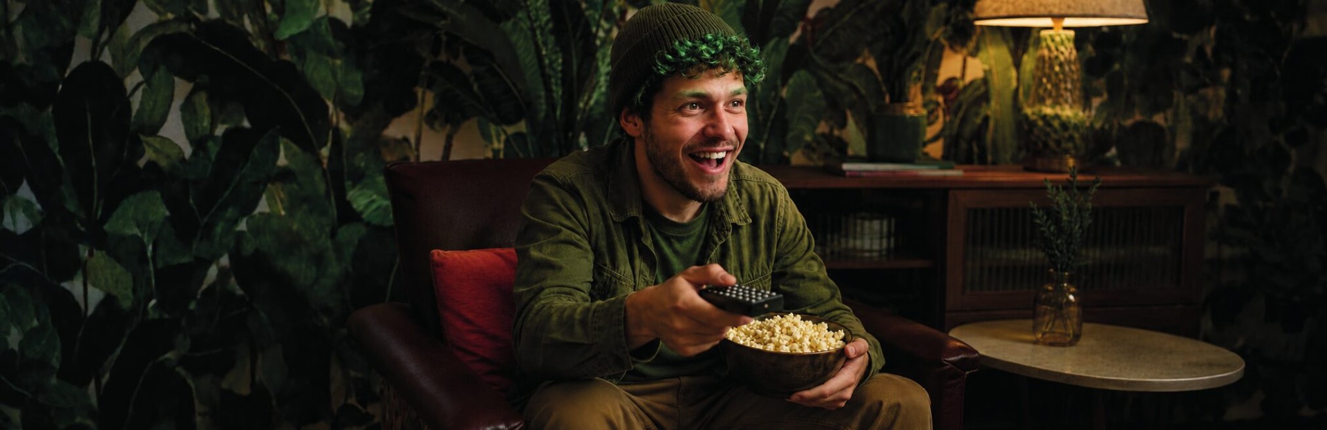 Mann mit Popcorn vor dem Fernseher